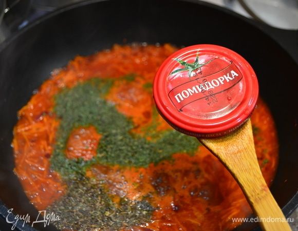 Теперь подготовим для наших равиоли и пельменей соус на основе ароматной томатной пасты ТМ «Помидорка». Обжариваем мелконарезанный лук, морковь, тертую на крупной терке. Добавляем немного воды, специи, соль, зелень, тушим минут 15. Далее вводим сливки, доводим до кипения.