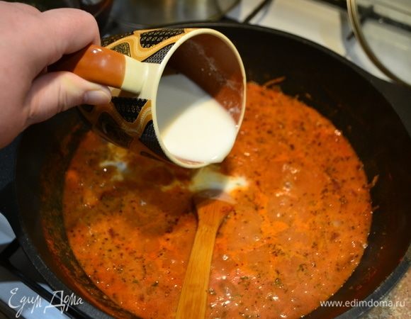 Вводим муку, разведенную в воде, для придания небольшой густоты соусу, помешиваем во избежание комочков. Соус готов!