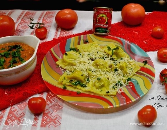 Отвариваем в подсоленной воде с приправами равиоли и подаем в тарелке порционно.