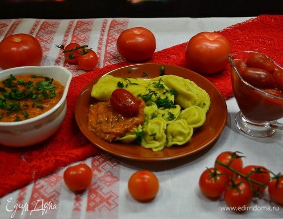 Добавляем к пельменям наш замечательный соус на основе томатной пасты ТМ «Помидорка» и вкусные томаты в собственном соку этого же производителя.