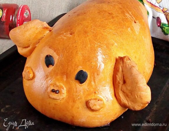 Выпекать при температуре 180°C в предварительно разогретой духовке примерно 30–40 минут. Ориентируйтесь, пожалуйста, на особенности своей духовки и внешний вид изделия. «Поросеночек» должен приобрести аппетитный румяный вид.