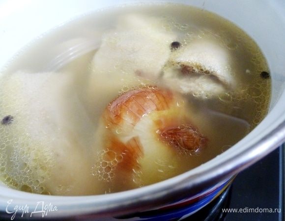 Рубец почистить, хорошо помыть, можно замочить в слегка подкисленной воде на 1–2 часа. Варить до готовности (1,5–2 часа, а может, и больше) с луковицей и душистым перцем. Конечно, лучше его сварить заранее, прежде чем готовить рубец по-римски.