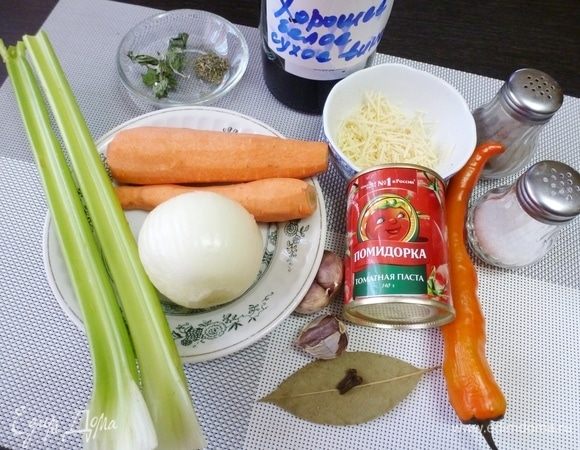 Подготовить остальные ингредиенты для рубца по-римски. Овощи помыть и почистить.