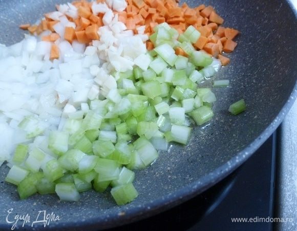 Лук, чеснок, морковь и сельдерей нарезать мелким кубиком и отправить на сковороду с оливковым маслом. Перец чили кладите по вкусу, я положила треть стручка.