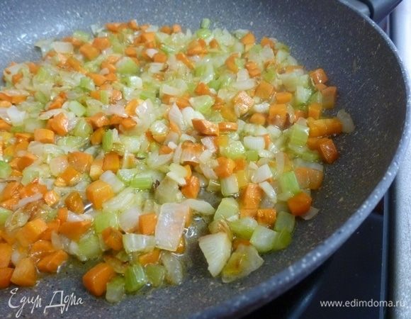 Приготовить софритто — пассеровку из овощей.