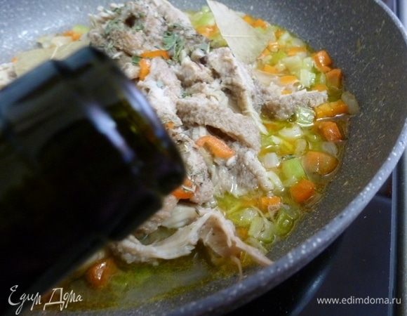 Вареный рубец нарезать соломкой и отправить к овощам. Добавить сухую мяту, лавровый лист, гвоздику и тимьян. Влить вино.