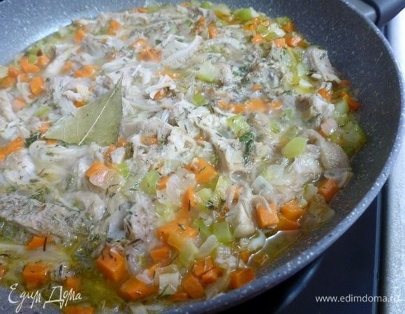 Готовить, пока вино не выпарится.