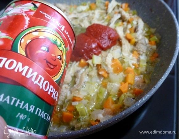 Добавить 2 ложки томатной пасты ТМ «Помидорка». Немного посолить и поперчить.