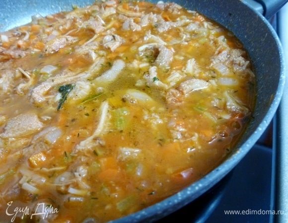 Долить мясной бульон или бульон, в котором варился рубец (можно простую воду). Рубец и овощи должны быть покрыты жидкостью.