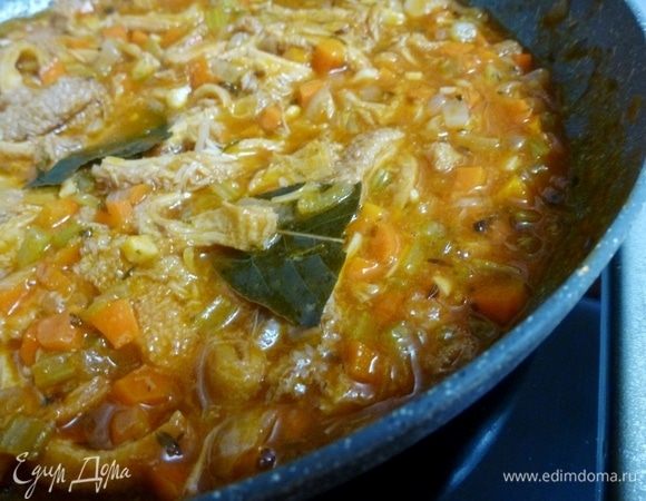 Готовить на медленном огне часа полтора, пока рубец не станет мягким и нежным. При необходимости добавлять бульон.