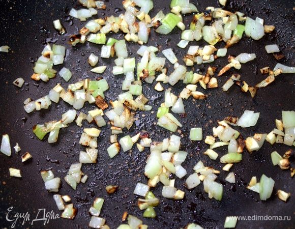 Обжарить в масле до мягкости.