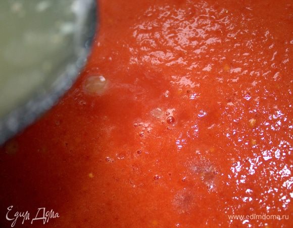 Влить бульон любой, у меня куриный.