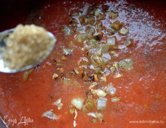 Добавить жареный лук, соль, перец, сахар.