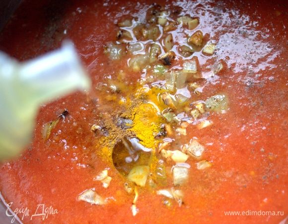 Влить оливковое масло.