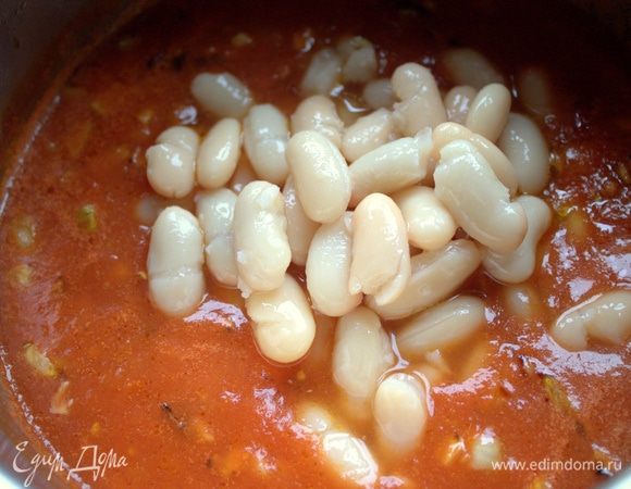 Прогреть суп, добавить фасоль. У автора еще и стручковая фасоль есть в рецепте.