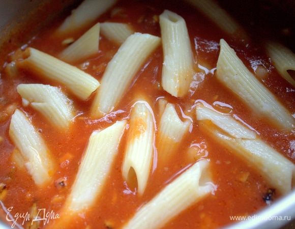 Добавить горсть макарон, отваренных заранее.