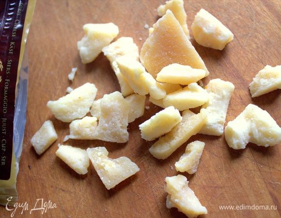 Пармезан покрошить или натереть любым способом.