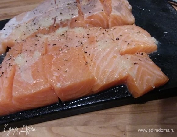 Для начала нужно отварить картофель в мундире. Остудить и очистить. Нарезать крупным кубиком. Филе лосося нарезать средним кубиком. Рыбу сбрызнуть лимонным соком, посолить и поперчить.