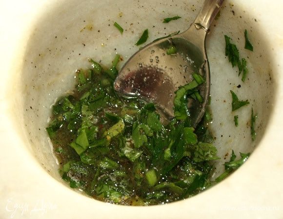 Смешать все ингредиенты для заправки.