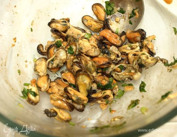 К мидиям добавить одну ложку заправки, перемешать и отставить в сторону.