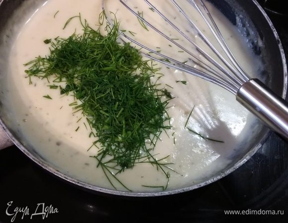 Для соуса мелко нарезать шалот. В сковороде растопить сливочное масло и на малом огне пассеровать лук. Добавить столовую ложку с горкой муки и тщательно размешать. Влить теплый бульон и венчиком размешать, чтобы не было комочков. Влить сливки. Посолить и поперчить по вкусу, добавить мелкорубленый укроп. Я добавила листики тимьяна. Вмешать в соус хрен по вкусу.