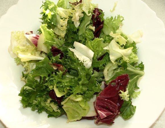 Салат промыть. Дать стечь воде. Выложить на тарелку.