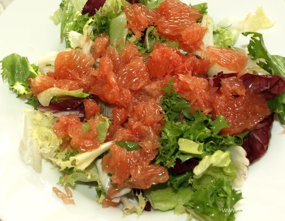 Грейпфрут очистить, разобрать. Добавить к салату.