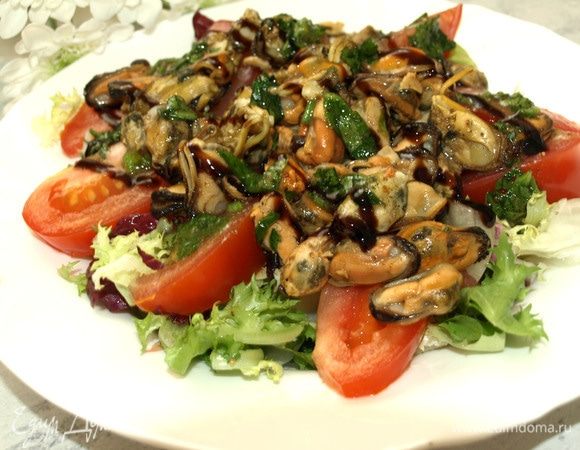 На подготовленный салат выкладываем мидии. Сверху поливаем бальзамическим кремом по вкусу. Подаем к столу.