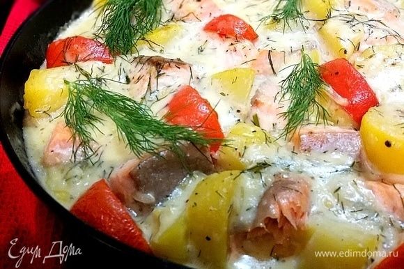 Залить соусом картофель и лосося. Запекать в заранее разогретой до 160°C духовке 20 минут.