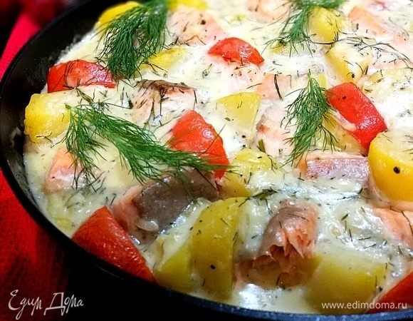 Залить соусом картофель и лосося. Запекать в заранее разогретой до 160°C духовке 20 минут.