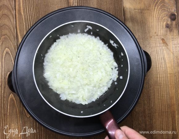 Тушим лук и чеснок без масла. Можно добавить немного воды.