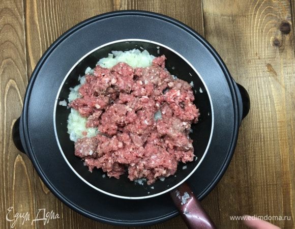 Добавляем к луку фарш, тушим до полуготовности.