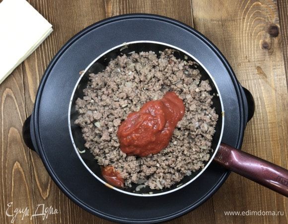 Добавляем томатную пасту ТМ «Помидорка», тушим пару минут, солим и перчим по вкусу.