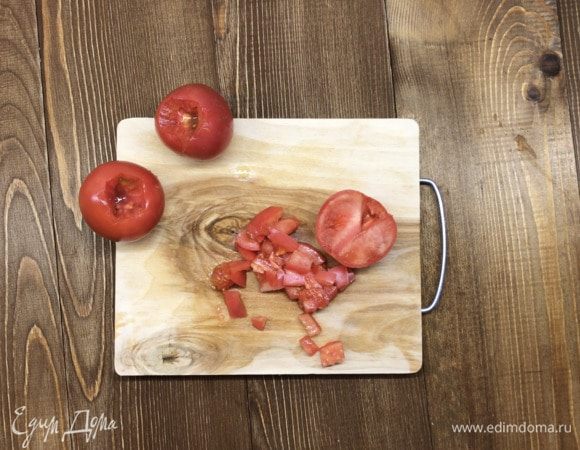 Помидоры мелко режем.