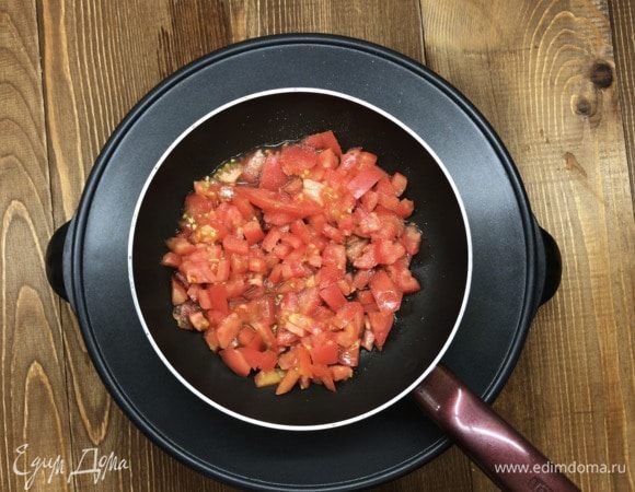 Тушим без добавления масла, солим и перчим по вкусу.