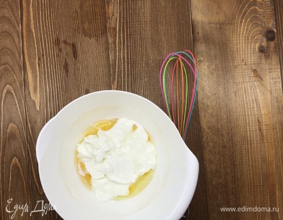 Взбиваем йогурт с яйцом, солим и перчим по вкусу.