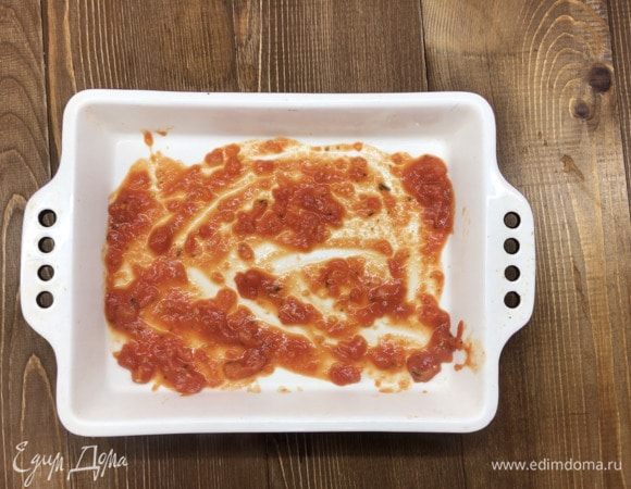 Смазываем форму для запекания томатным соусом.