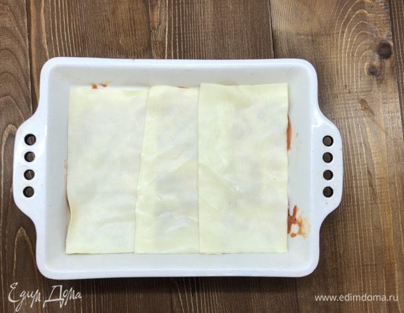 Выкладываем 3 листа для лазаньи.