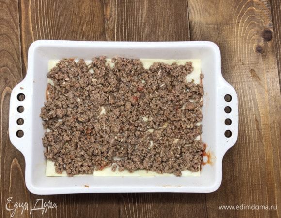 Выкладываем слой фарша.