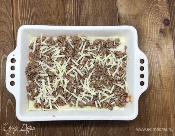 Посыпаем фарш тертым пармезаном.