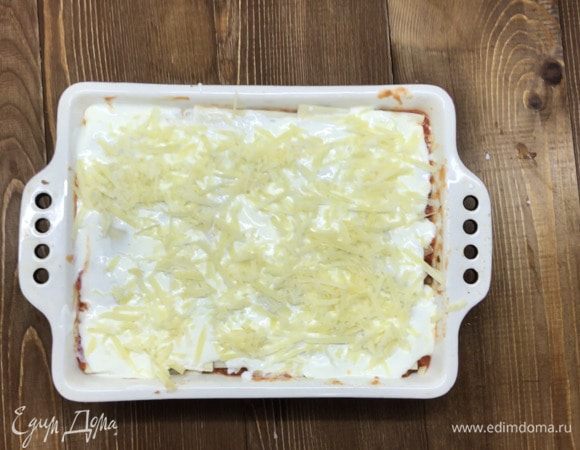 Когда все слои уложены, сверху заливаем блюдо йогуртом, взбитым с яйцом, и посыпаем оставшимся пармезаном. Отправляем в разогретую до 180–200°C духовку на 30 минут.