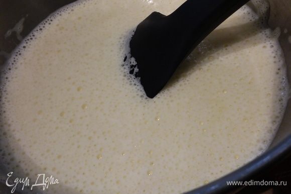 В это время приготовить заливку. Яйца взбить с сахаром, щепоткой соли и ванильным экстрактом до растворения сахара. Постепенно влить молоко.