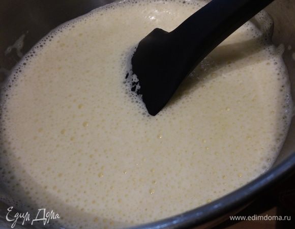 В это время приготовить заливку. Яйца взбить с сахаром, щепоткой соли и ванильным экстрактом до растворения сахара. Постепенно влить молоко.