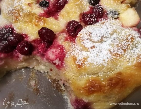 Через 20 минут влить заливку в противень и выпекать еще 20–25 минут до золотистого цвета.