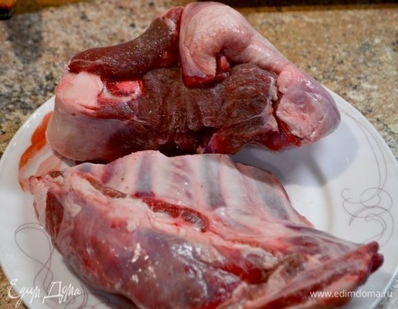 Баранину мою, нарезаю на куски.