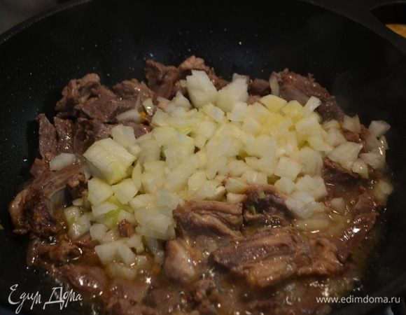 Добавляем лук, нарезанный мелким кубиком.