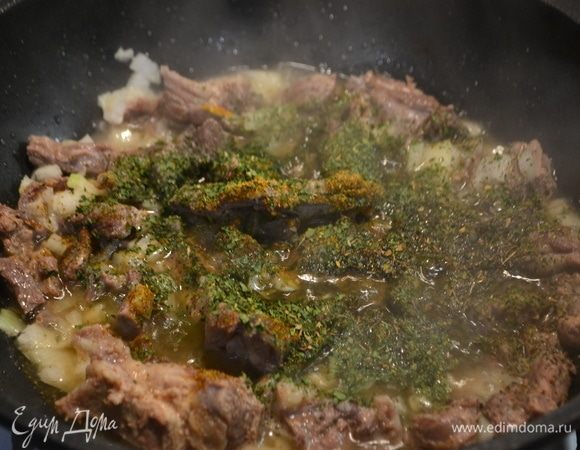 Добавляем специи, морковь, тушим почти до готовности.