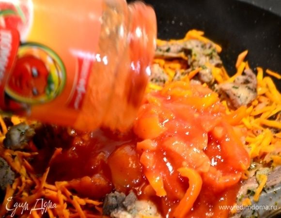 Вливаем вкусное лечо ТМ «Помидорка» из сладкого перца и даем время потушиться и соединиться вкусам мяса и овощей.