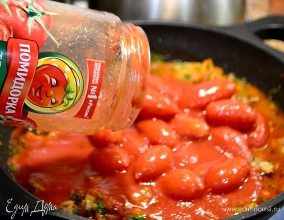 Далее в рагу добавляем помидоры в собственном соку ТМ «Помидорка», зелень, чеснок, натертый на терке, и даем еще потомиться нашему рагу.