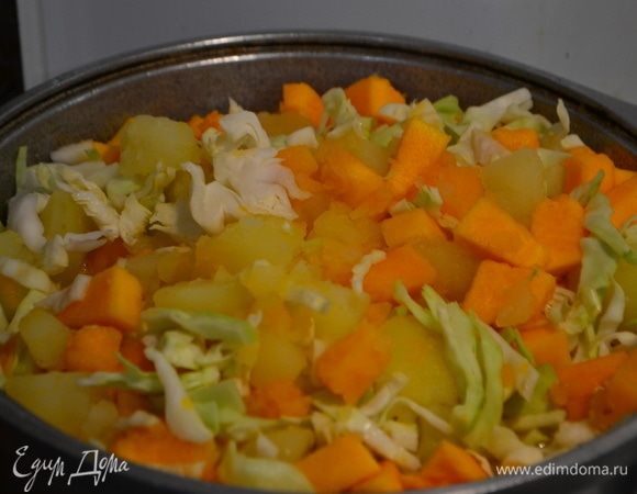 Овощи моем, чистим, нарезаем кубиком, отвариваем в небольшом количестве воды, добавляем соль, зелень.